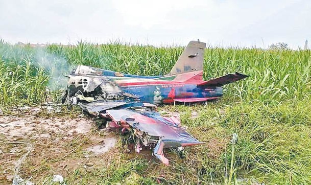 失事飛機殘骸在地面四散。
