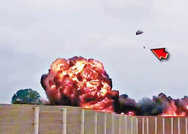 意外現場冒出巨大火球。機師彈射逃生（箭嘴示）。