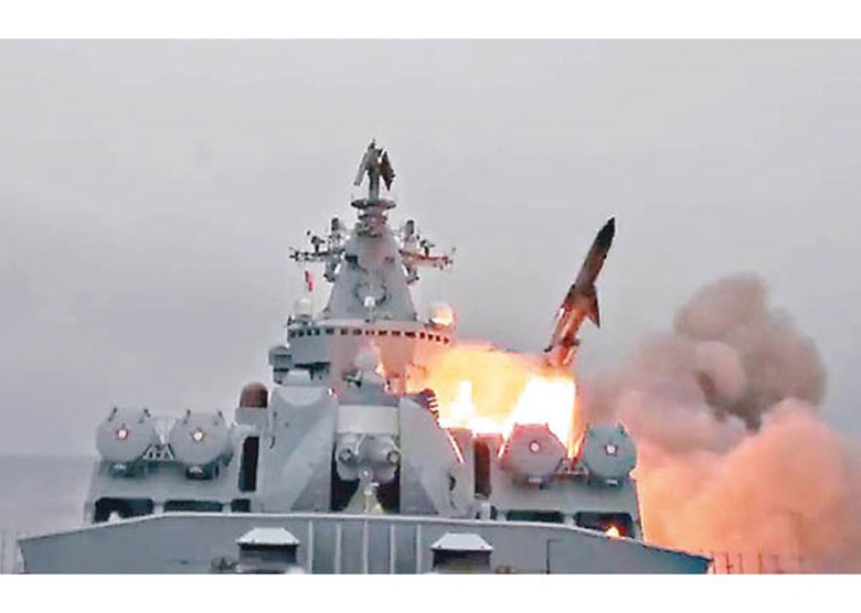俄艦瓦良格號演訓，發射反艦導彈。