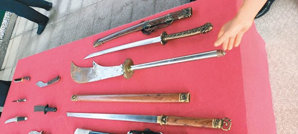上海警方銷毀管制刀具。