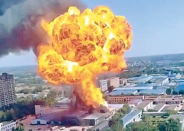 爆炸一刻半空形成「蘑菇雲」般的巨大火球。