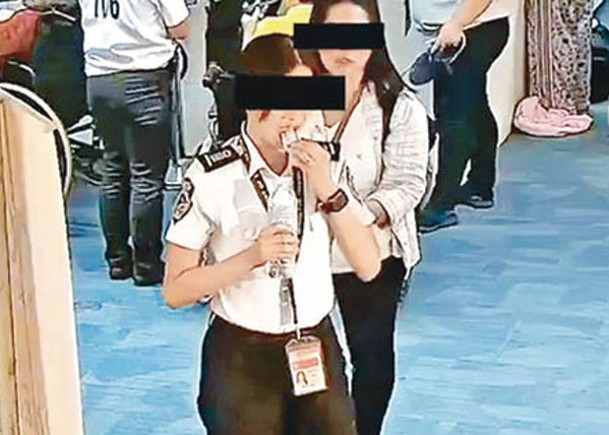 菲律賓安檢人員把鈔票塞入口中。