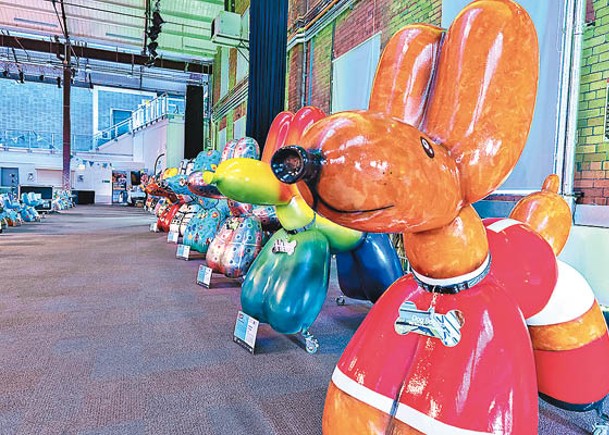 氣球狗雕像裝飾品拍賣會展出色彩繽紛的展品。