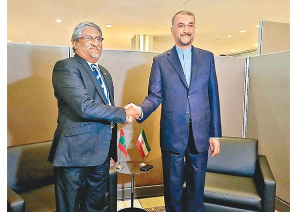 伊朗外長阿卜杜拉希揚（右）與馬爾代夫外長卡利爾（左）會面。