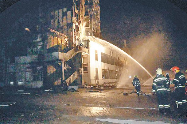 敖德薩港口一幢停運的酒店大樓起火。