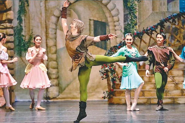 斯圖爾特（中）曾在羅馬尼亞的芭蕾舞團擔任專業舞者。