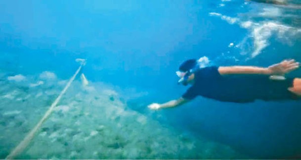 菲律賓海岸防衞隊派人移除浮動障礙。