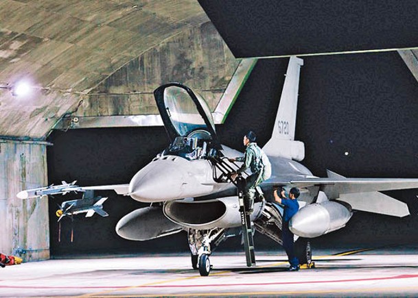 台灣空軍的F16V戰機準備執行夜間飛行訓練任務。（中時電子報圖片）