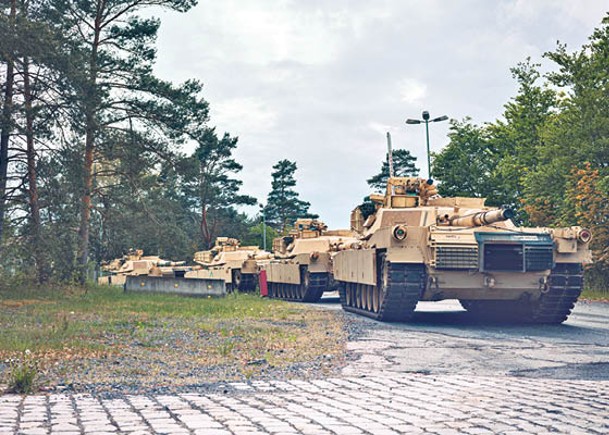 M1A1阿布拉姆斯主戰坦克運抵德國訓練烏克蘭士兵。