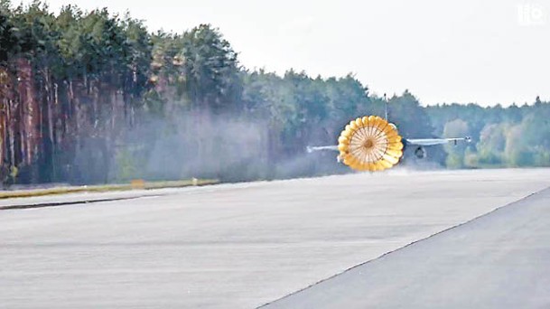 F16戰機降落公路。