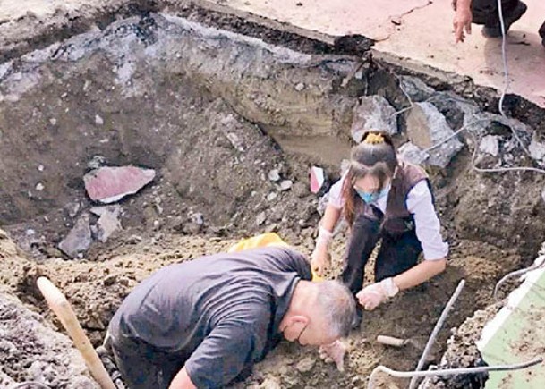工作人員在人骨發現地點發掘。