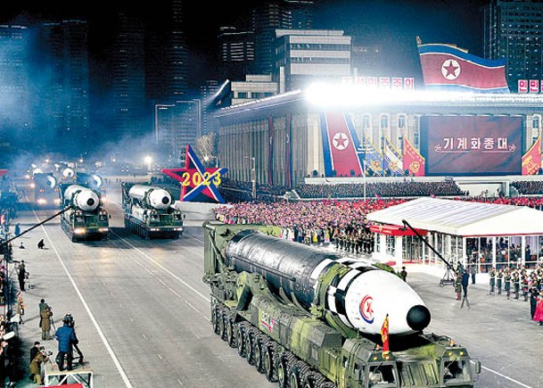 北韓在閱兵展出火星17型洲際彈道導彈。
