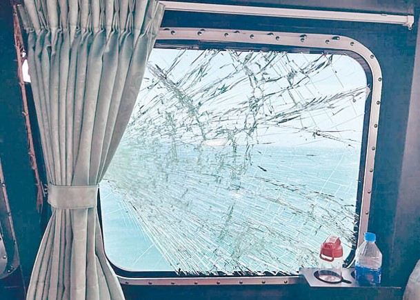 台灣海巡艇駕駛艙玻璃破損。