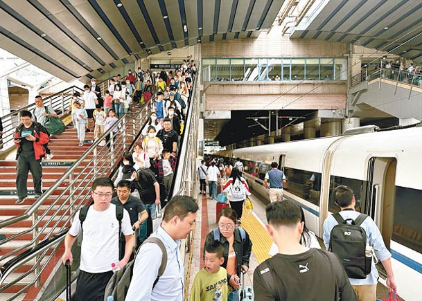 北京西站客流量增加。（中新社圖片）