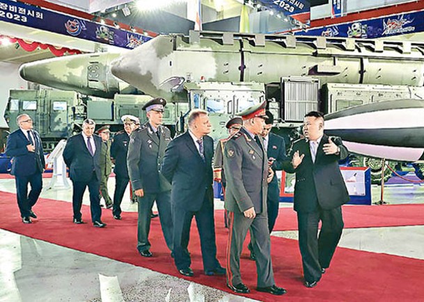 俄羅斯國防部長紹伊古（右二）早前訪朝，與北韓領袖金正恩（右一）會面。