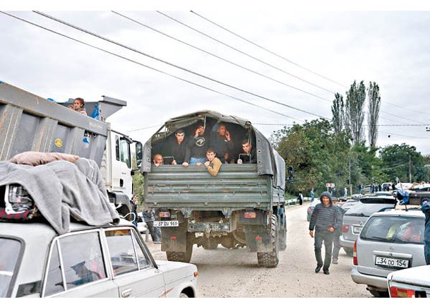 納卡亞美尼亞族離開家園。（Getty Images圖片）