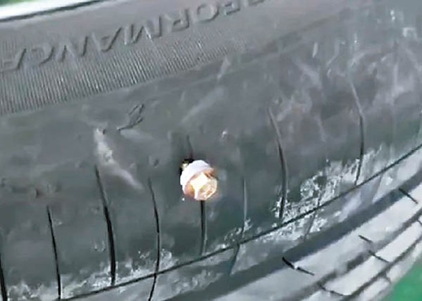 車輛被釘扎爆胎。