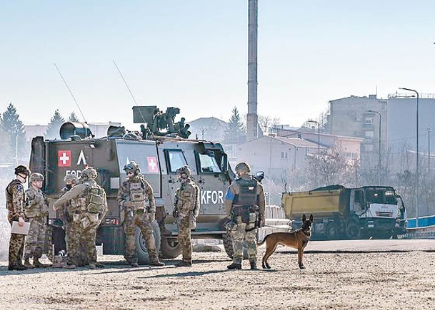 北約駐科索沃部隊年初執行任務。（Getty Images圖片）