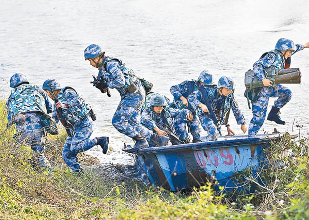 解放軍海軍陸戰隊演練登陸行動。（中新社圖片）