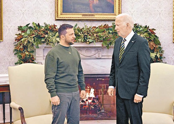 美國總統拜登（右）對烏克蘭總統澤連斯基（左）表達全面的支持。