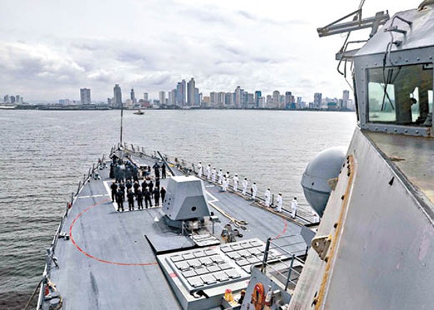美國神盾驅逐艦杜威號抵達馬尼拉準備演習。