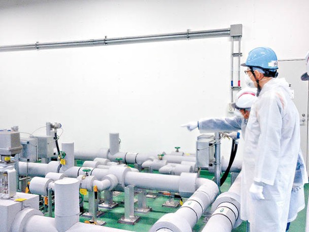 日本福島縣知事內堀雅雄（右）視察核污水處理設備。