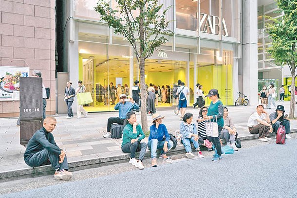 日本東京銀座有不少華客到訪。（Getty Images）