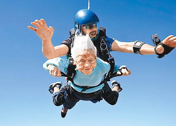 美104歲婦高空跳傘  挑戰世績