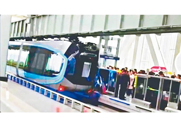武漢空軌開通一周  乘客弄壞列車門
