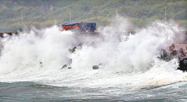 強風下台灣北部地區出現巨浪。