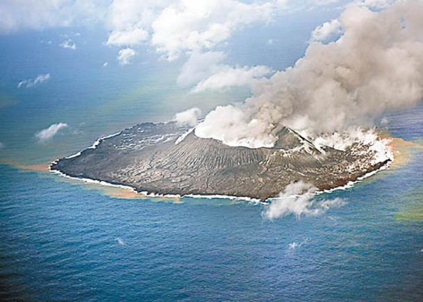 西之島火山發生小規模噴發。