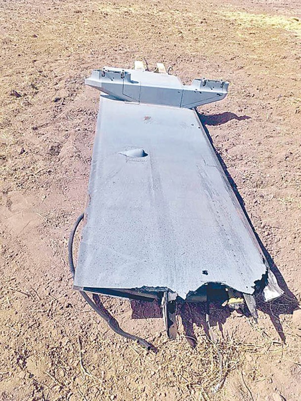 土耳其無人機被擊落後分成多件殘骸。