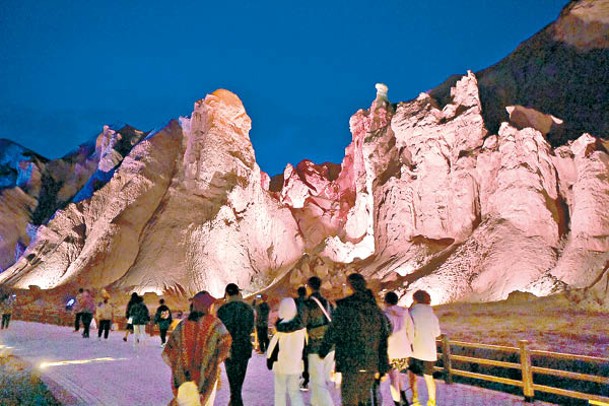 遊客在張掖丹霞景區觀賞光影表演。（中新社圖片）