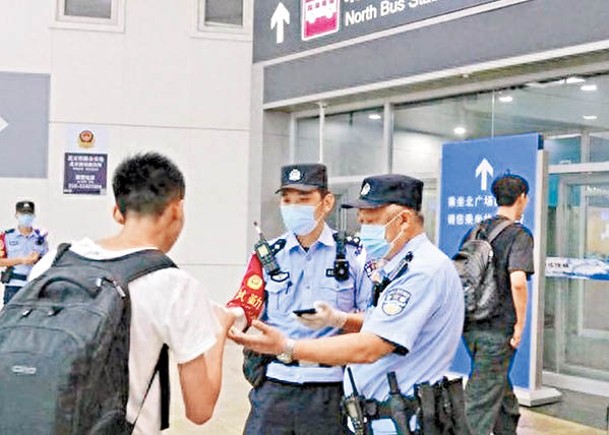 民警在火車站入口檢查旅客證件。