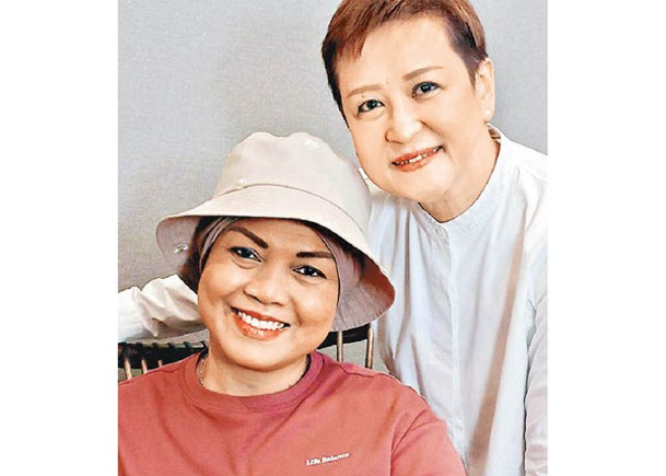 符銘容（右）協助茱蒂絲（左）接受乳癌治療。（新加坡《聯合早報》圖片）