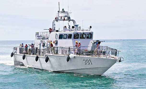 菲律賓海軍炮艇涉嫌侵闖黃岩島鄰近海域。