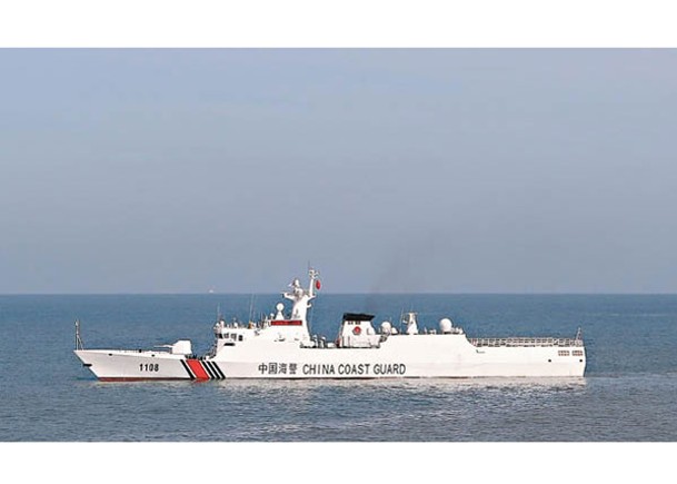 中國海警船在南海多個島礁海域巡邏。