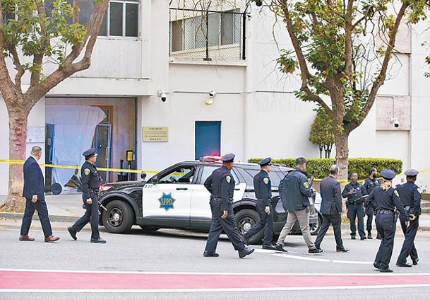 大批警員接報抵達中國駐三藩市總領事館調查。（中新社圖片）