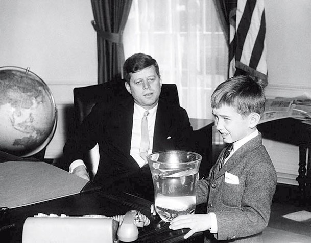 約翰‧甘迺迪（左）生前曾經探訪童年的小羅拔‧甘迺迪（右）。