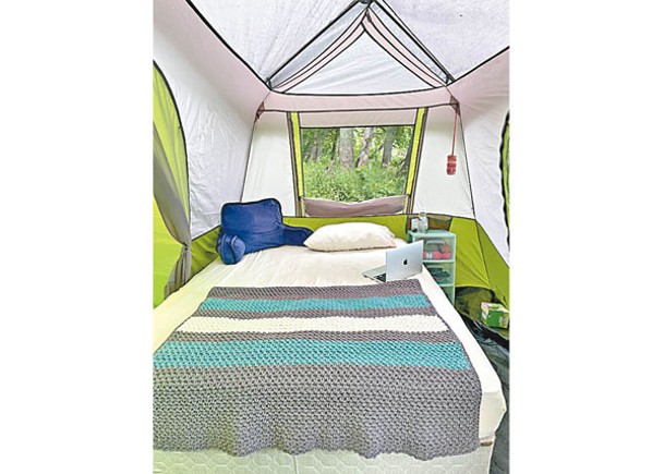 帳篷內布置溫馨。