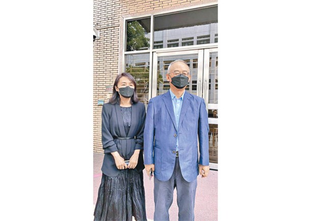 向心（右）和妻子龔青（左）獲判無罪將離台返港。（中時電子報圖片）
