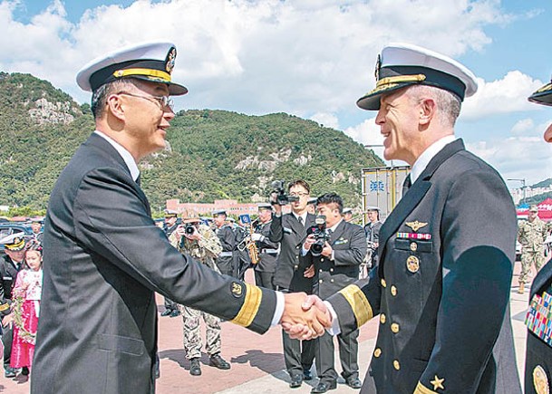 美國第五艦隊指揮官漢尼芬（Pat Hannifin，右）與南韓海洋作戰總部參謀長金智勳（左）握手。