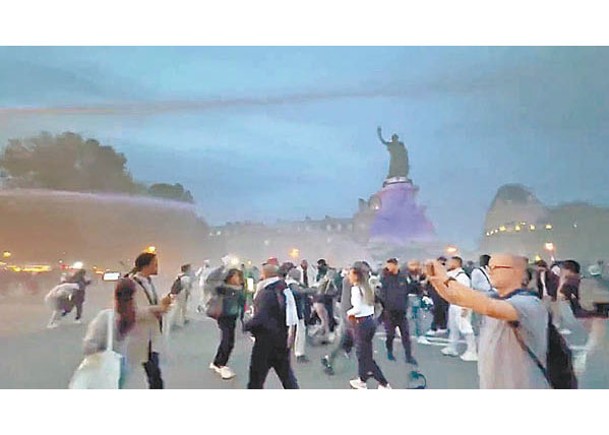 巴黎警方向巴人示威者使用水炮及催淚彈。