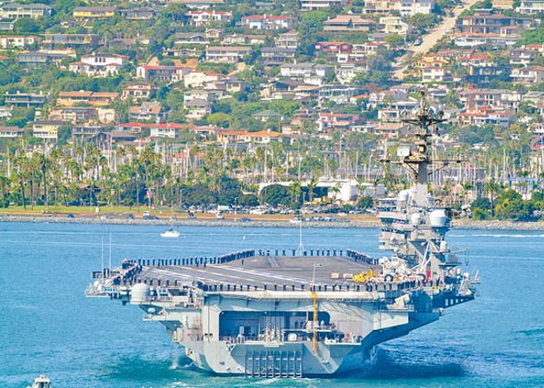 美國航空母艦卡爾文森號駛離加州聖迭戈海軍基地。