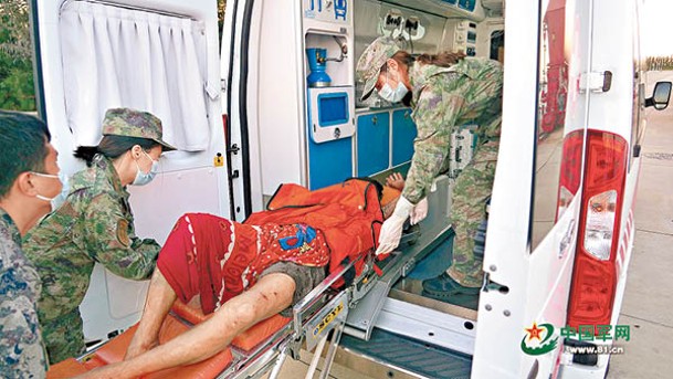 受傷越南漁民被轉送永暑礁醫院。