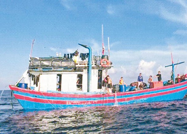 越南漁船（圖）向中國海軍曲靖艦求救。
