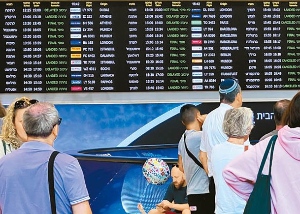 大批民眾等候離開以色列；圖為本古里安機場。（Getty Images圖片）