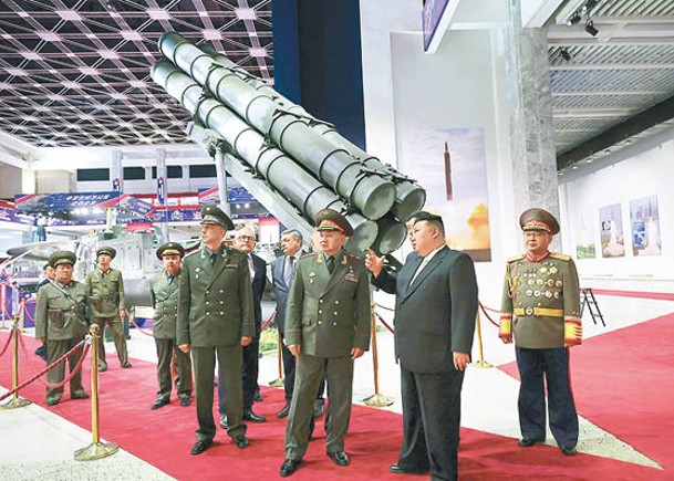 北韓領袖金正恩（右二）招待俄羅斯國防部長紹伊古（右三）觀看武器展覽。