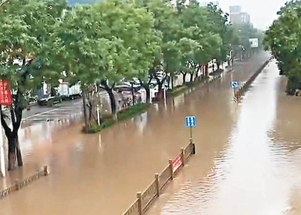涿州市遭受暴雨和洪水侵襲。