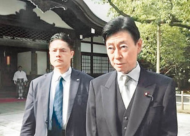 西村康稔（右）參拜東京靖國神社，並自費獻上祭祀費。